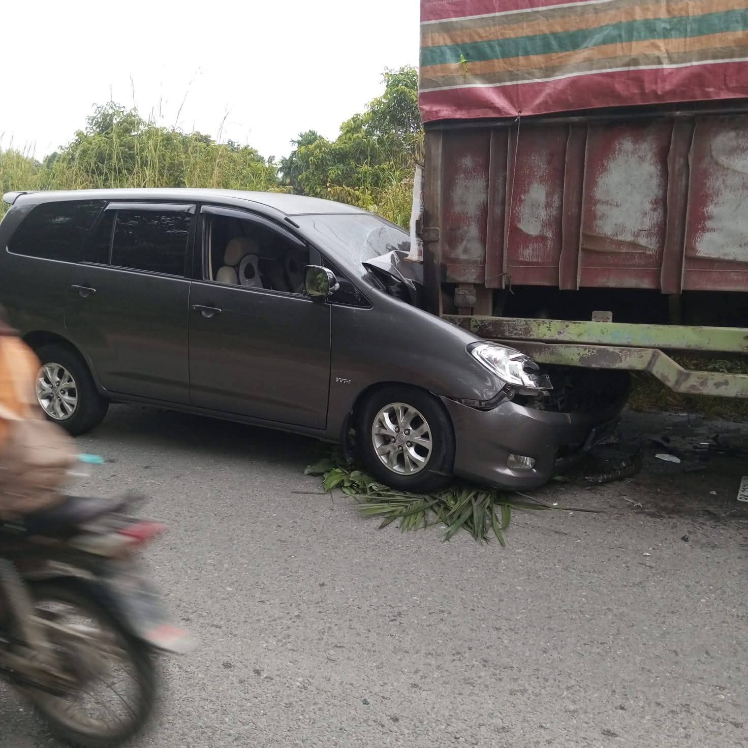 Innova BK 1186 ZM Hantam Truk Parkir Tanpa Rambu di Petapahan Kampar Riau, Sopir Truck Diduga Kabur